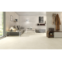 Helles Wohnzimmer mit Bodenfliesen, Sofa und Dekoration