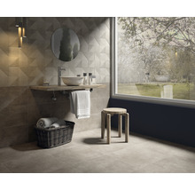 Helles Badezimmer mit Waschtisch, Spiegel, Holzhocker und Fenster mit Blick ins Grüne