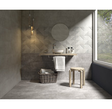 Badezimmer mit grauen Fliesen, Waschtisch, Spiegel und Holzschemel