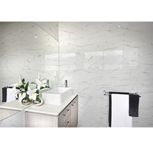 Modernes Badezimmer mit Waschbecken, Spiegel und Marmorfliesen