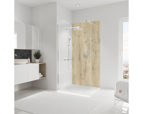 Badezimmer mit Duschkabine, Waschbecken und Teppich