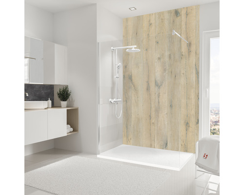 Helles Badezimmer mit ebenerdiger Dusche, Duschwand in Holzoptik und Waschbecken mit Unterschrank.