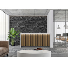 Empfangsbereich mit Rezeption, Steinwand und Zimmerpflanze