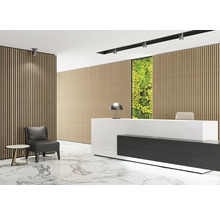 Empfangsbereich mit Holzpaneelen, Rezeption, Sitzgelegenheiten und dekorativem Grün