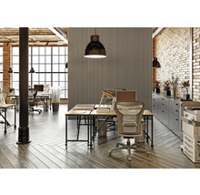 Büroraum im Loftstil mit Schreibtischen, Bürostühlen, Regalen, Stehlampen und Fenstern