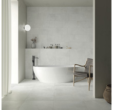 Helles Badezimmer mit Badewanne, Fliesen und Sitzgelegenheit