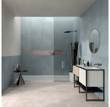 Modernes Badezimmer mit blauen Fliesen und minimalistischer Einrichtung.