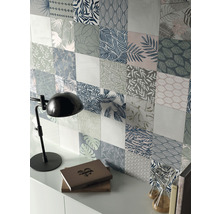 Wandgestaltung mit quadratischen Fliesen in verschiedenen Designs mit Blattmotiven