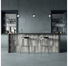 Barbereich mit Fliesenboden, Bartheke, zwei Barhockern und zwei Spiegelvitrinen