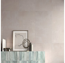 Beispiel einer Wandgestaltung mit Fliesen in Steinoptik und Dekorationselementen