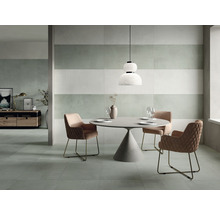 Heller Essbereich mit rundem Tisch, Stühlen und Wandfliesen in ruhigen Farbtönen