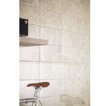 Wandgestaltung mit beigen Fliesen mit Muster, Regal und Fahrrad