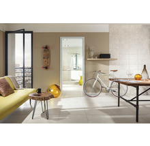 Modernes Wohnzimmer mit Fliesenboden, Sofa, Tisch und Dekorationen