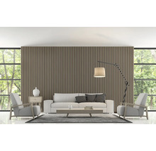 Wohnzimmer mit Lamellenwand, Sofa, Sesseln und Stehlampe