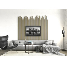 Wohnzimmer mit Sofa, Sessel, Beistelltisch, Stehlampe und Wandpaneel