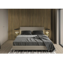 Schlafzimmer mit Doppelbett, Nachttischen und Holzpaneelwand