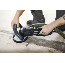 Mann verwendet Betonschleifer von Festool zum Bearbeiten einer Betonoberfläche.