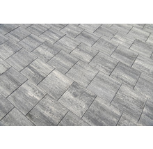 Verlegung von Betonpflastersteinen im Fischgrätenmuster