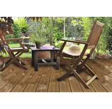 Garten mit Holzterrasse, Gartenmöbeln und Dekorationen