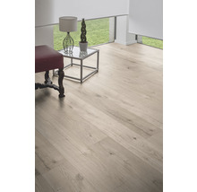 Heller Raum mit Holzboden, Beistelltisch und Sitzhocker.