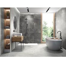 Modernes Badezimmer mit grauen Fliesen, Badewanne und Waschtisch