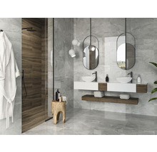 Helles Badezimmer mit Dusche, Doppelwaschbecken, Spiegel und grauen Fliesen.