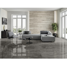 Helles Wohnzimmer mit grauem Sofa, Sessel, Tisch und Bodenfliesen in Marmoroptik