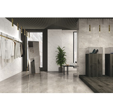 Heller Raum mit Marmorfliesen, Kleidern, Spiegel und Schuhen in Vitrinen