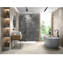 Modernes Badezimmer mit freistehender Badewanne, Dusche, Waschbecken und Holzregal