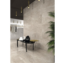 Heller Raum mit Fliesen in Marmoroptik an Boden und Wand, Kleiderständer und Tisch mit Dekoration