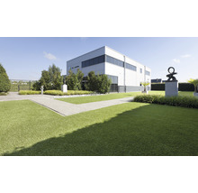 Außenansicht eines Firmengebäudes mit Gartenanlage