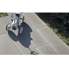 Graue Terrassenplatten mit Spielzeugauto