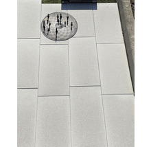 Betonplatten mit Schachbrett und Schachfiguren