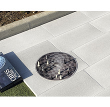 Szene mit rechteckigen Pflastersteinen und einem Schachspiel für drei Personen