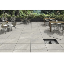 Terrasse mit Steinzeugfliesen, Gartenmöbeln und Unterkonstruktion für Fliesen