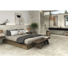 Helles Badezimmer mit Bett, Dusche, Waschbecken und Holzbank