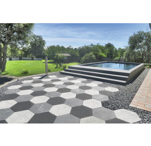 Garten mit sechseckigen Betonplatten und Swimmingpool