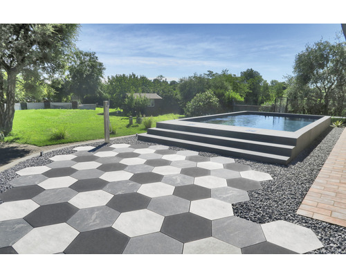 Außenbereich mit sechseckigen Terrassenplatten, Pool und Rasenfläche