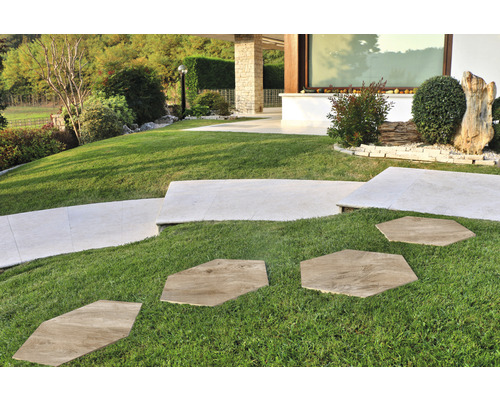 Gartenlandschaft mit Rasen und Steinplattenweg