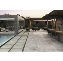 Außenbereich mit Sitzgelegenheiten, Tischen, Bar und Steinboden