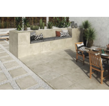 Terrasse mit Sitzbereich, Bepflanzung und Gartentisch mit Stühlen