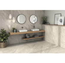 Modernes Badezimmer mit Fliesen in Marmoroptik, zwei Waschbecken, runden Spiegeln und Holzregalen.