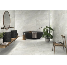 Helles Badezimmer mit Bodenfliesen, Badewanne und Waschtisch