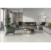 Heller Wohnraum mit Fliesenboden, Kamin und modernen Möbeln