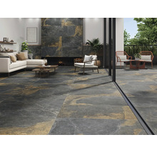 Wohnbereich mit Fliesenboden und Kamin