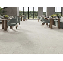 Innenraum mit Bodenfliesen und Tischen