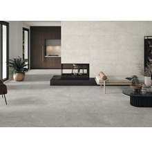 Modernes Wohnzimmer mit Steinfliesenboden und Kamin