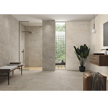 Helles Badezimmer mit ebenerdiger Dusche, Sitzbank und Waschtischunterschrank