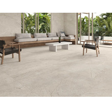 Heller, geräumiger Raum mit Bodenfliesen, Sitzgelegenheiten und großen Fenstern