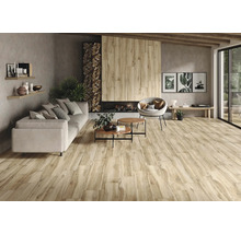 Wohnzimmer mit Kamin und Bodenfliesen in Holzoptik